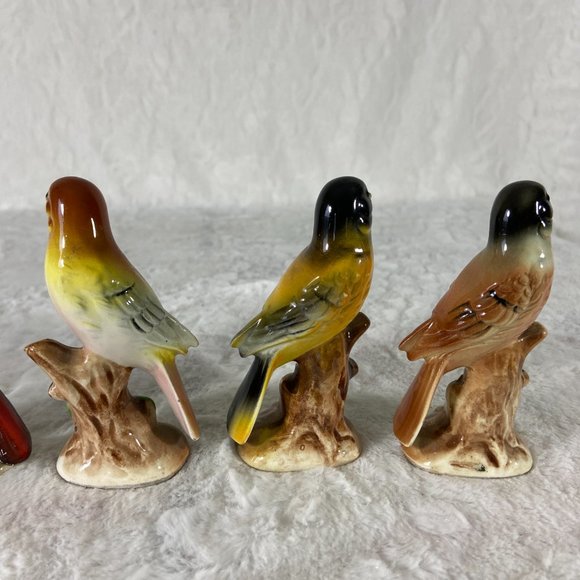 4 Vintage bird ceramic figurines sitting on tree limbs with flowers at base - Picture 5 of 7